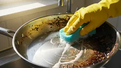 Zo maak je een aangekoekte koekenpan écht weer schoon zonder krassen