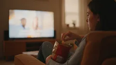 Wetenschappers hebben ontdekt: mensen eten 30 procent meer als ze voor een scherm eten