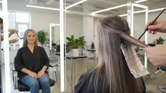 Wat te doen met grijs haar? Voorbeelden van wanneer grijs haar mooi is en wanneer het beter is om het te verven