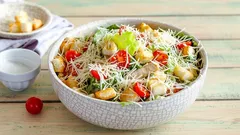 Hoe maak je de klassieke Caesar salade? Stapsgewijs recept: van ingrediënten tot saus